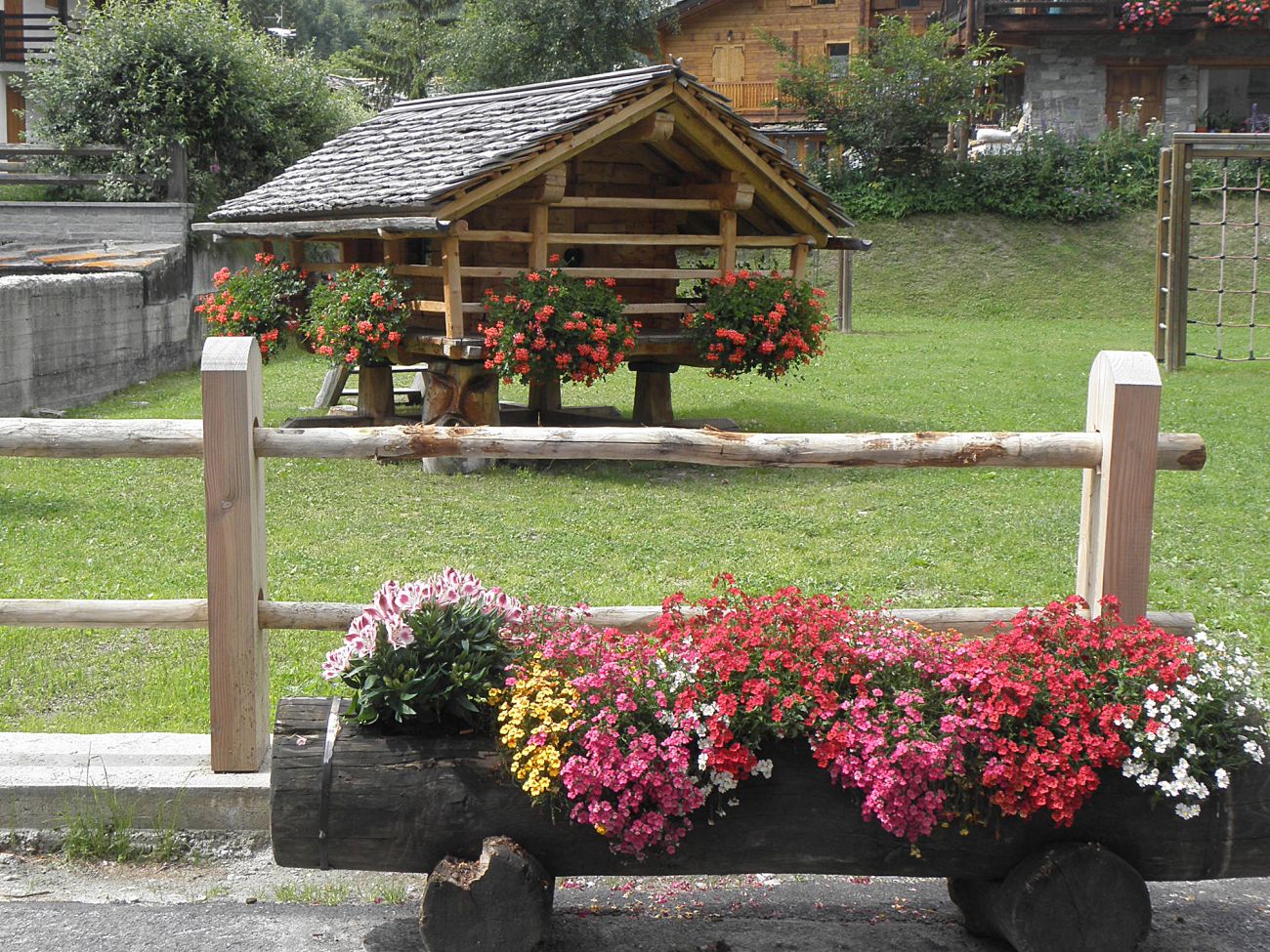 Arredo urbano floreale - Gressoney La TrinitÃ©