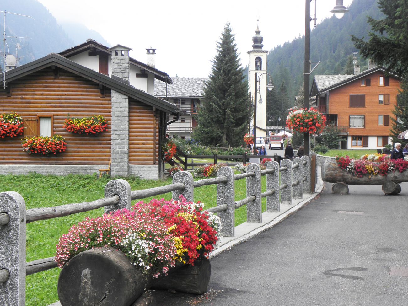 Arredo urbano floreale - Gressoney La TrinitÃ©