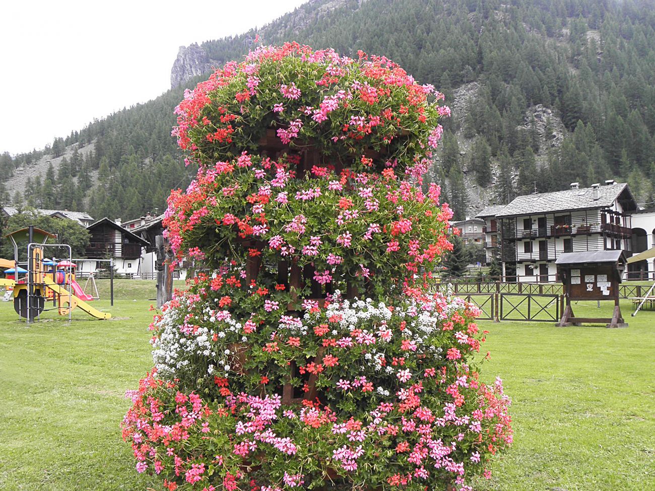 Arredo urbano floreale - Gressoney La TrinitÃ©