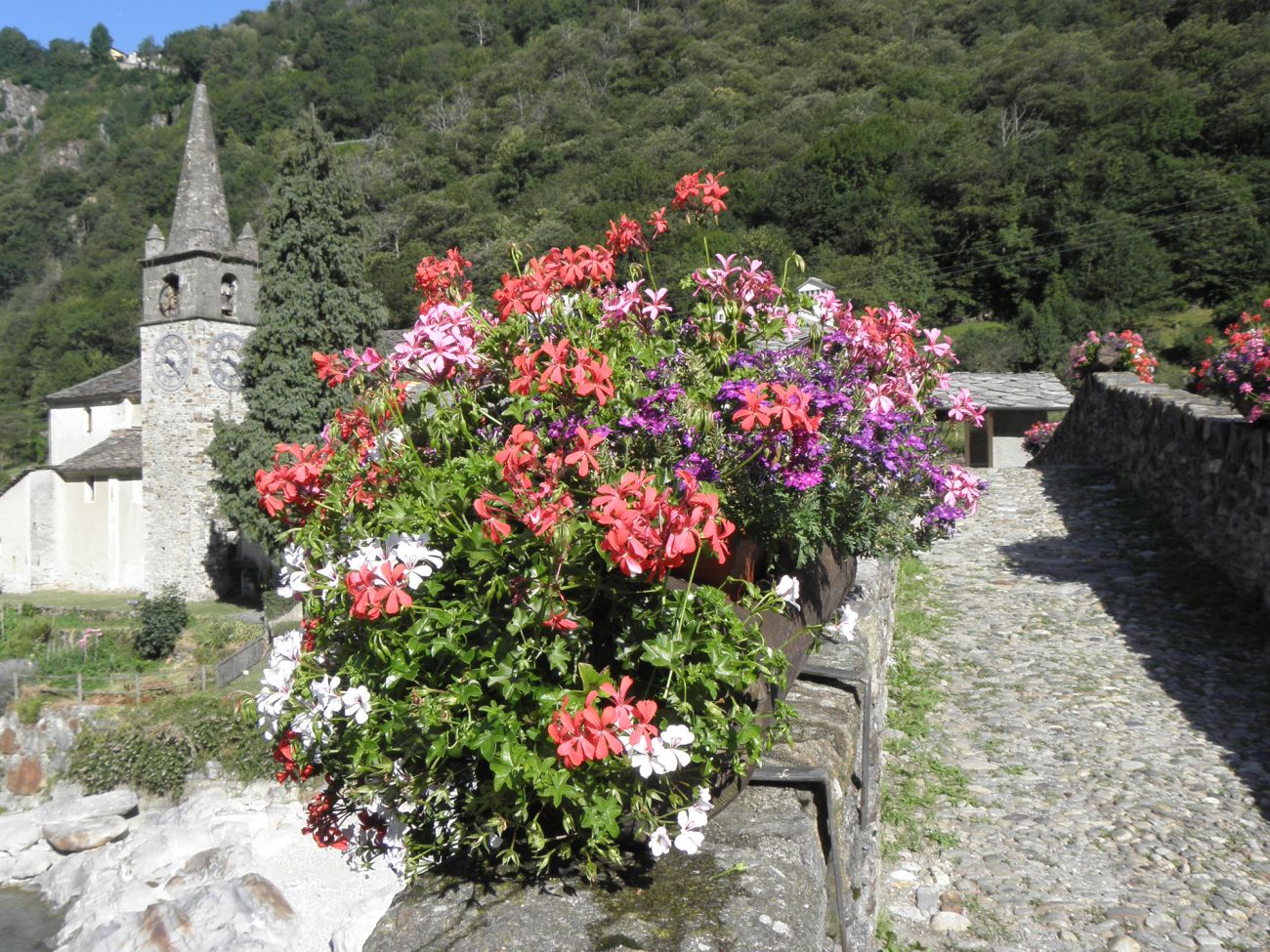 Arredo urbano floreale - Lillianes (AO)